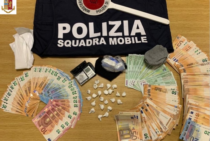 In casa del pusher 12mila euro in contanti e mezzo etto di cocaina