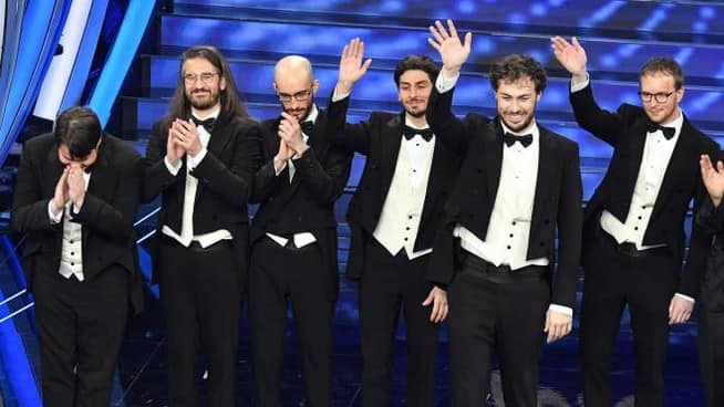 Pinguini tattici nucleari terzi a Sanremo 2020 e adottano cento pinguini in Antartide
