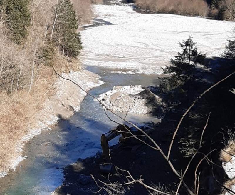 Reati ambientali in Val di Scalve, la Polizia provinciale interviene sul torrente Dezzo