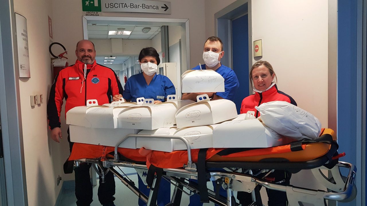 Pasticcini, latte, gelato… una pioggia di dolci doni per gli ospedali di Treviglio e Romano FOTO