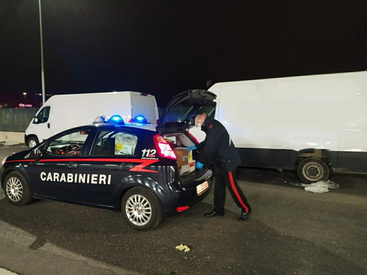 Carabinieri in aiuto ai corrieri consegnano materiale agli ospedali