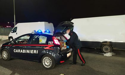 Carabinieri in aiuto ai corrieri consegnano materiale agli ospedali