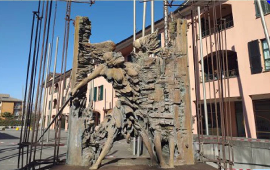 In piazza a Castel Rozzone c’è il Giudizio universale di Ugo Riva
