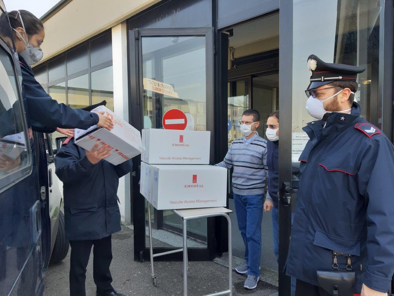 In aiuto a ospedali e malati, i carabinieri consegnano anche i farmaci