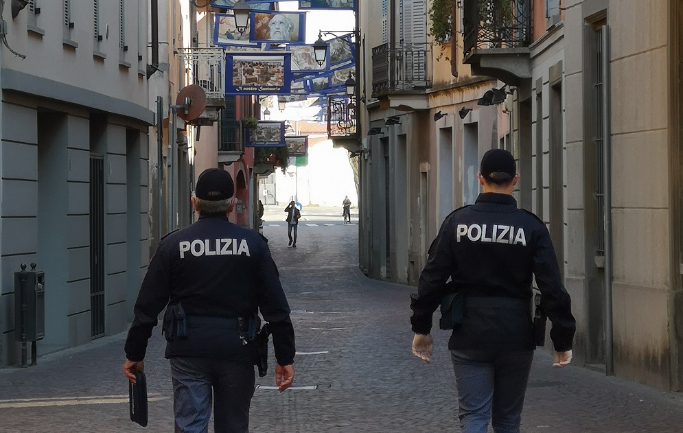 Evade dai domiciliari per andare a messa, i poliziotti la arrestano (ma le offrono il panettone)