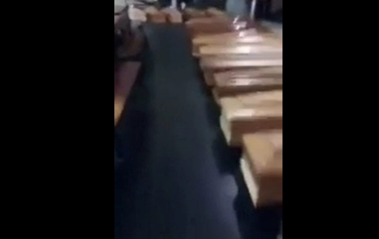 Bergamo, cimitero al collasso: decine di bare allineate in chiesa VIDEO
