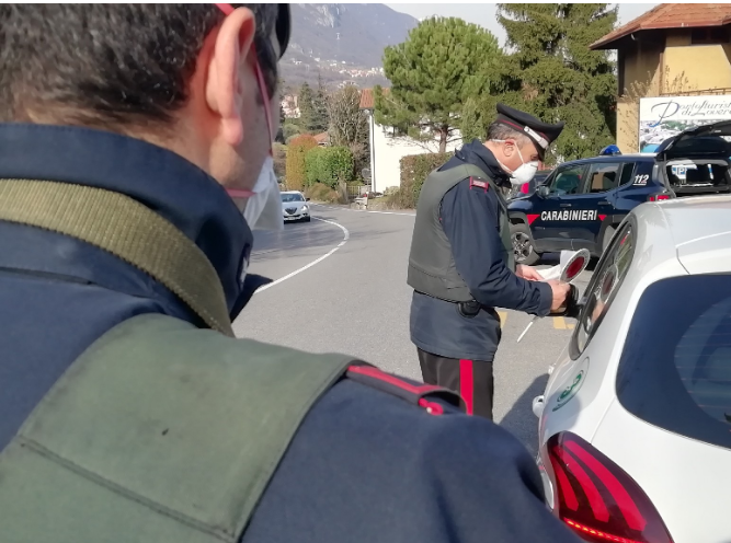 Organizza una festa a casa e va al supermercato a fare scorta di alcolici, denunciato
