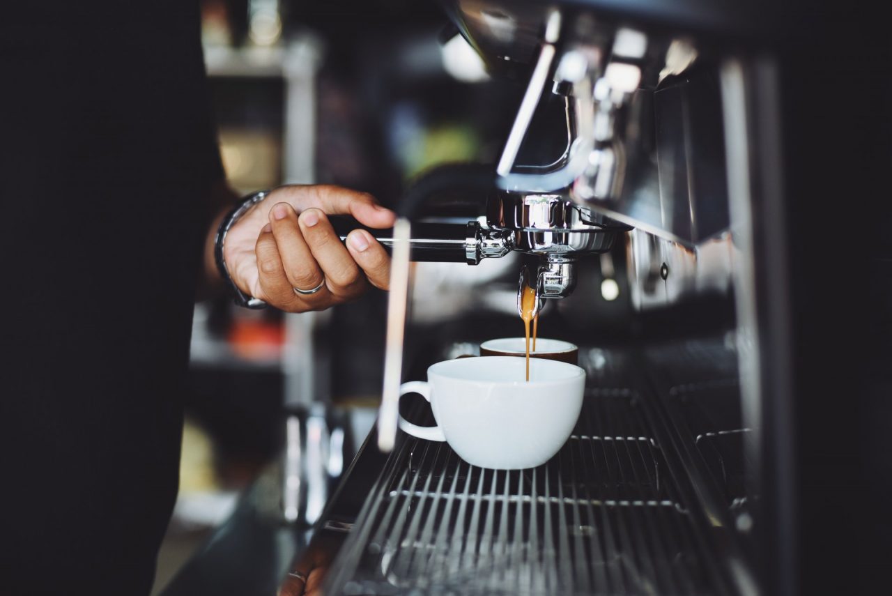 Servono al bancone, due baristi denunciati ad Agnadello