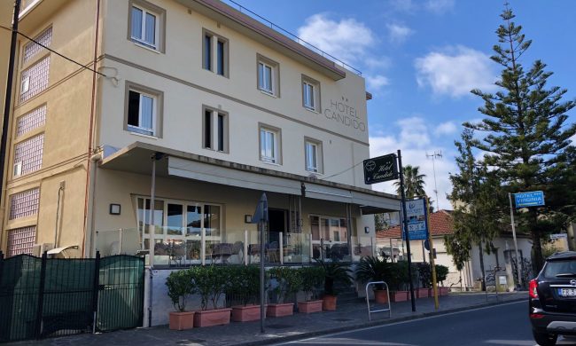 Si fa male cadendo dal letto dell’albergo e in ospedale lo trovano positivo al Coronavirus