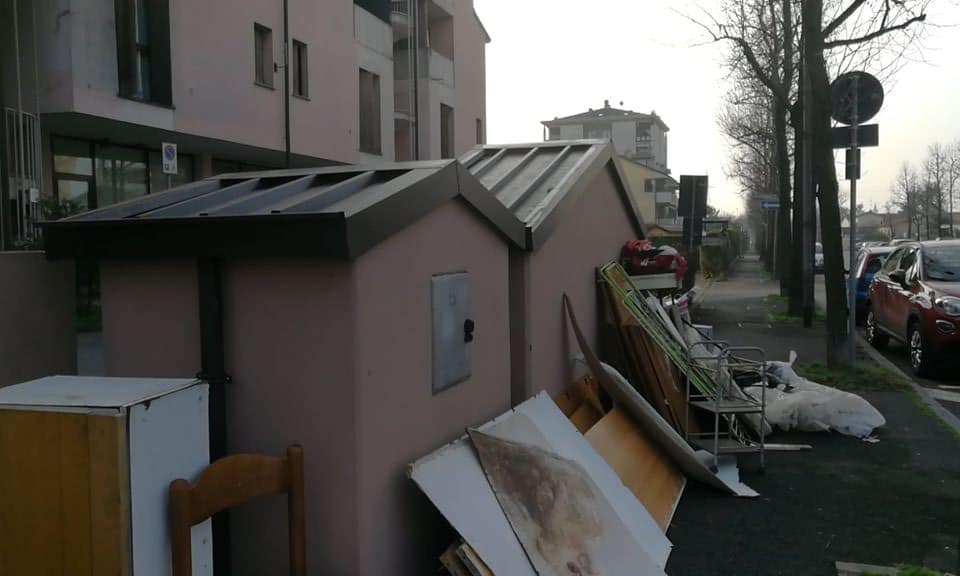Rifiuti e sacchi abbandonati, beccato e multato il responsabile