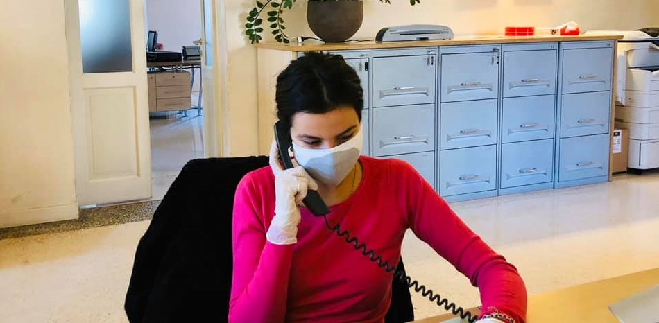 Giulia, che al telefono lotta contro un altro mostro: la solitudine
