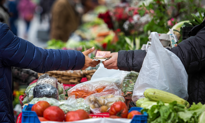 Ambulanti irregolari al mercato. È ucraino, chiesto il diritto d’asilo