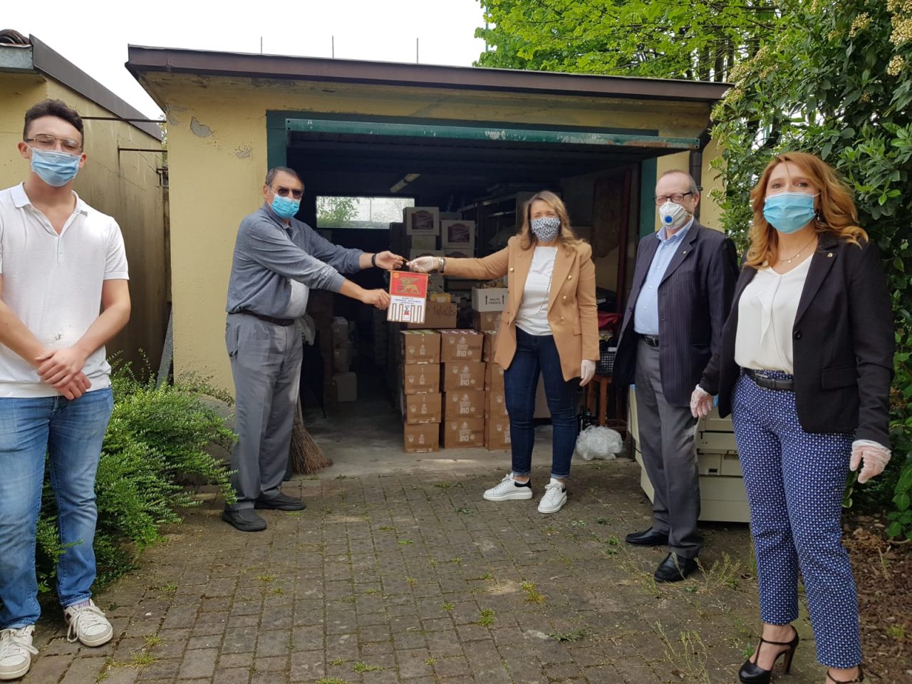 Pacchi alimentari a 100 famiglie grazie al Rotary Cremasco San Marco
