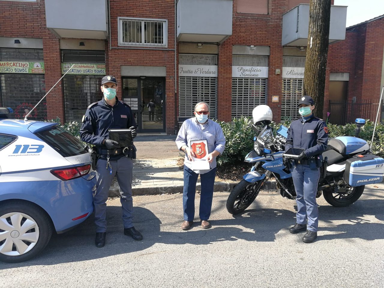 Regala due tablet alla Polizia impegnata nei controlli: “Servono più a voi”