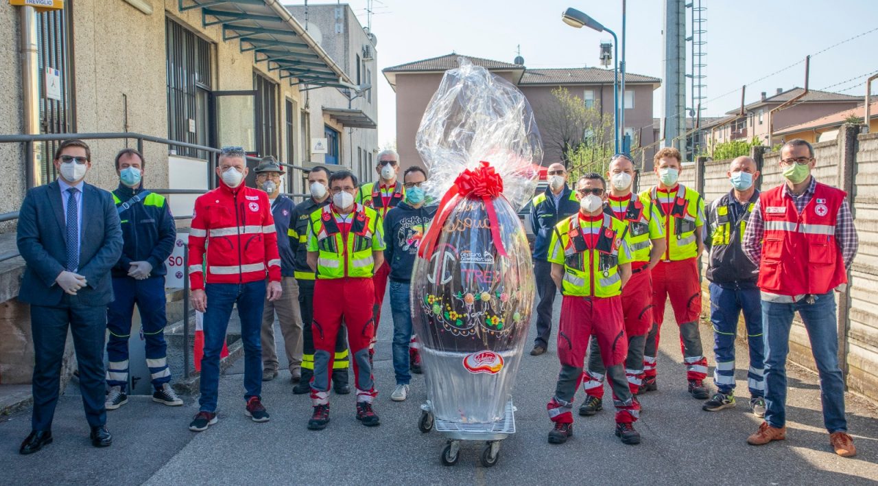Il Centro commerciale dona un mega uovo di Pasqua al Comune FOTO