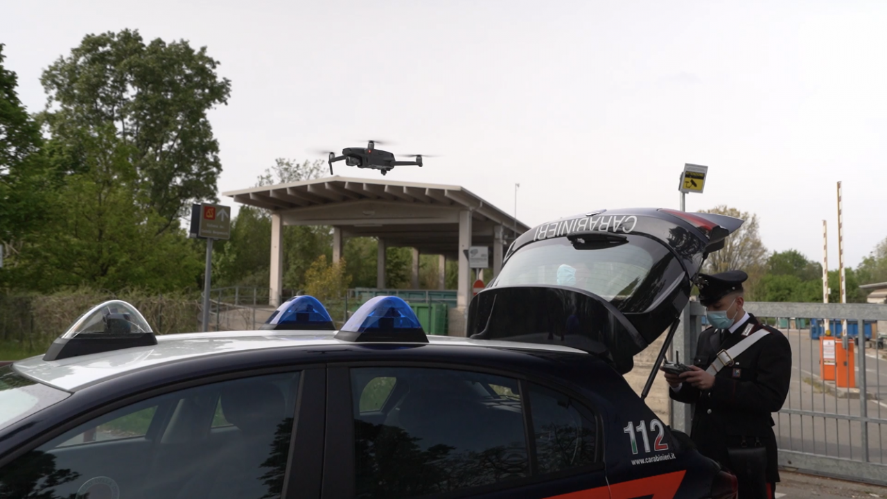 Evade dai domiciliari, pizzicato col drone