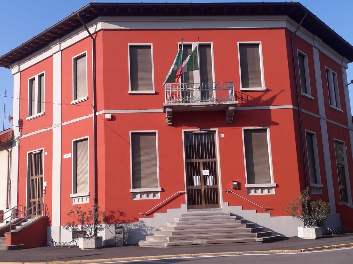 Via la bandiera europea dal Municipio di Agnadello, minoranza sulle barricate