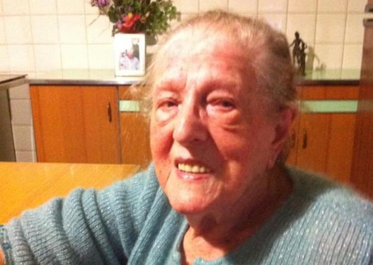 Renata Moretti compie cent’anni e il sindaco le fa trovare i fiori fuori dall’uscio di casa