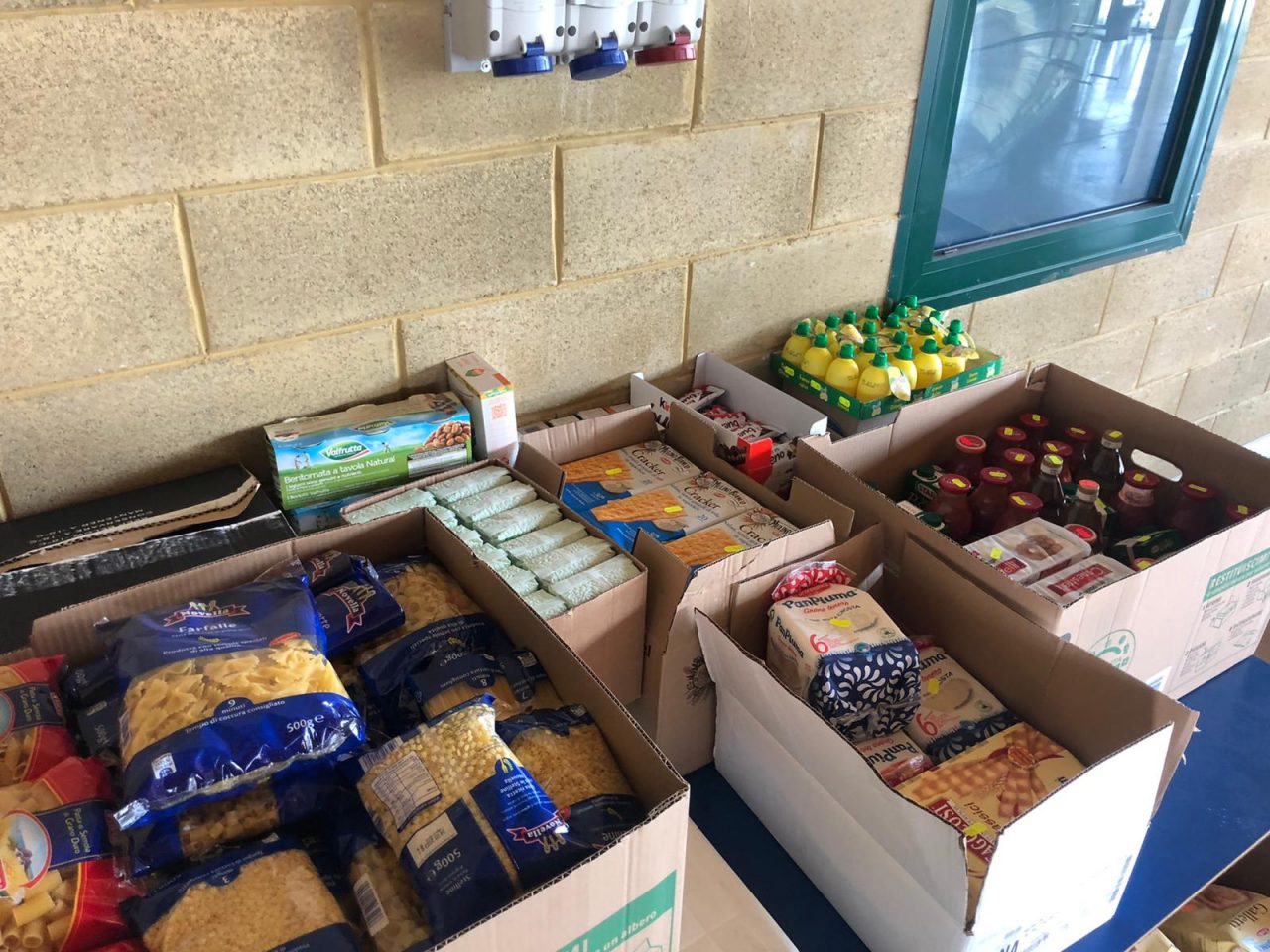 I commercianti regalano al paese derrate alimentari