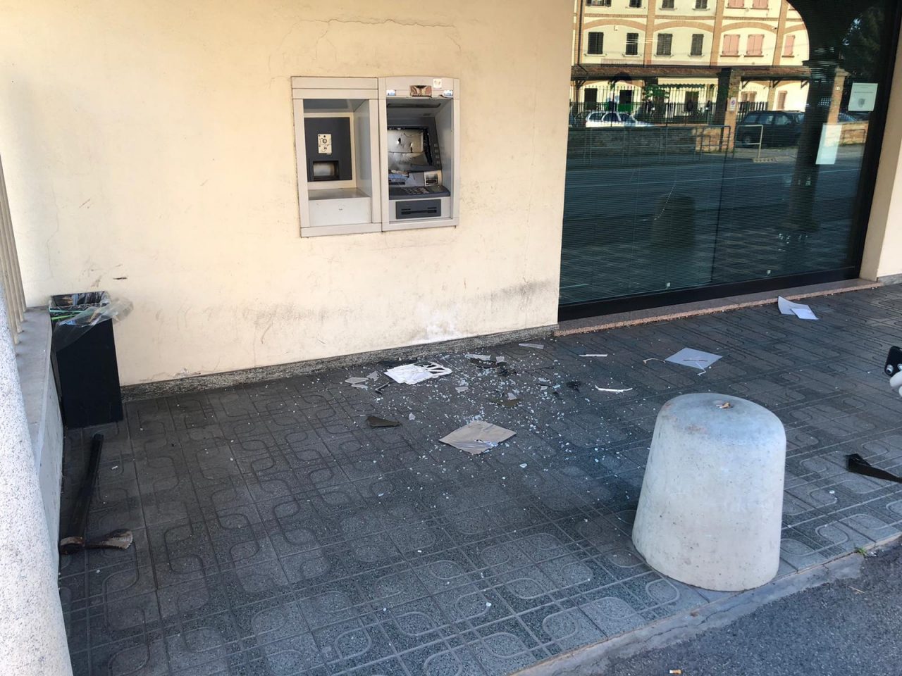 Assaltano il bancomat con un’ascia e fuggono FOTO