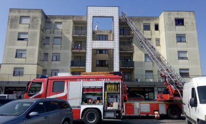 Incendio in appartamento, intervengono i vigili del fuoco FOTO