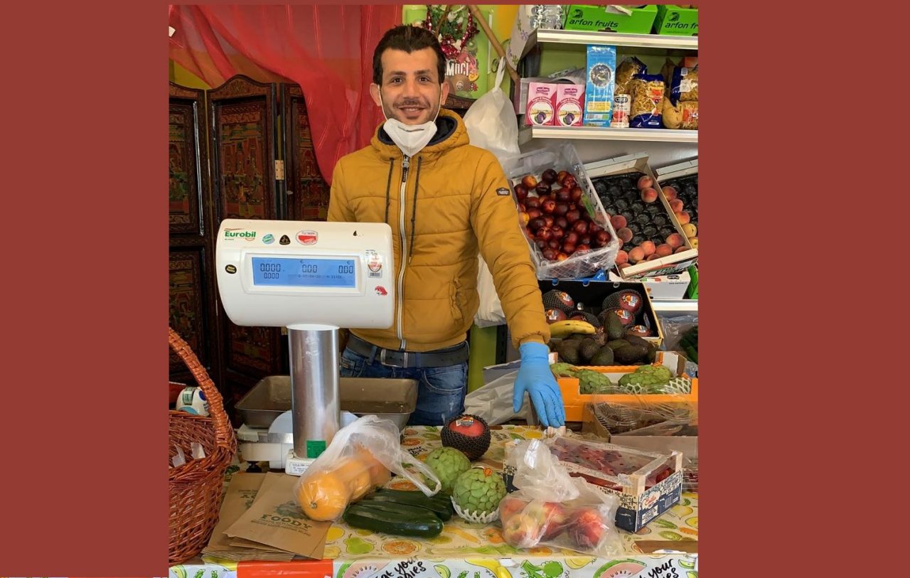 Fruttivendolo egiziano dona 40 borse di frutta e verdura per chi non ce la fa