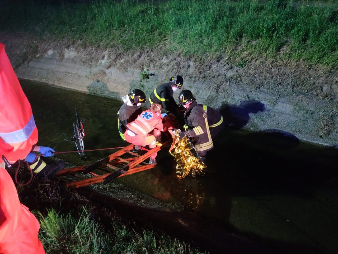 Anziano scivola e cade nel naviglio, soccorsi in azione