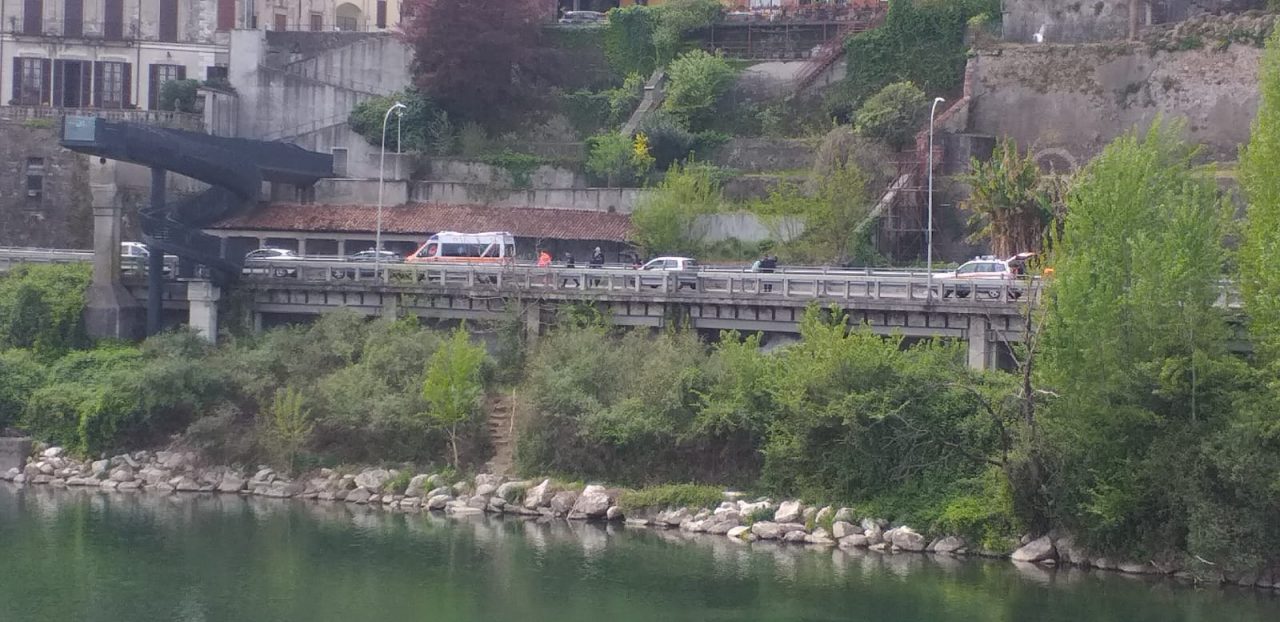 Ventenne soccorsa in stato confusionale sulla riva dell’Adda