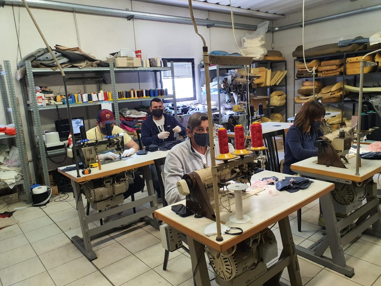La “Tappezzeria Mazza” si reinventa per produrre mascherine
