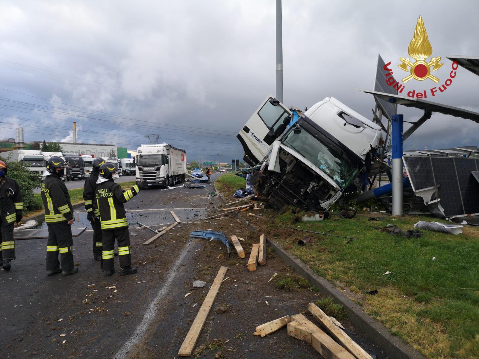 Dalmine Tir si schianta in autogrill