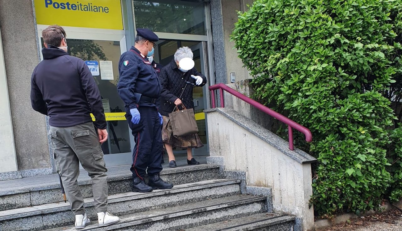 Il figlio muore e lei resta sola: i carabinieri accompagnano un’86enne in Posta