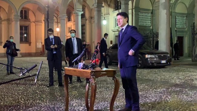Il premier Conte a Bergamo: “La zona rossa? L’abbiamo considerata ma il contagio era già diffuso” VIDEO