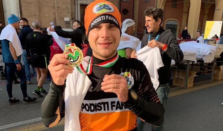 Quarantena, non ti temo: Damiano corre un’intera  maratona in giardino
