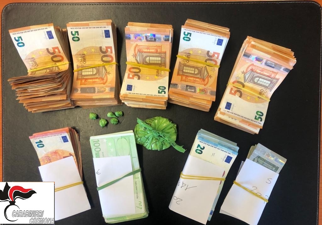 Droga e contanti in casa, 34enne in manette