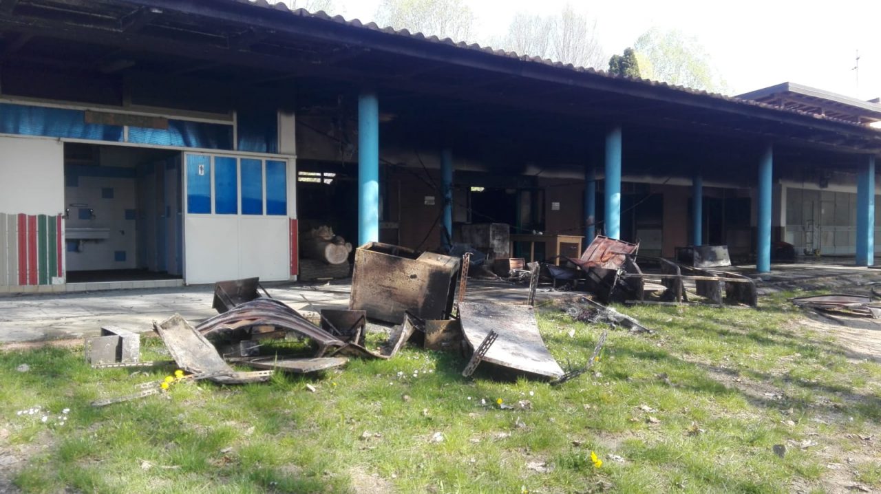 Un incendio distrugge il centro Scout di Cassano d’Adda FOTO