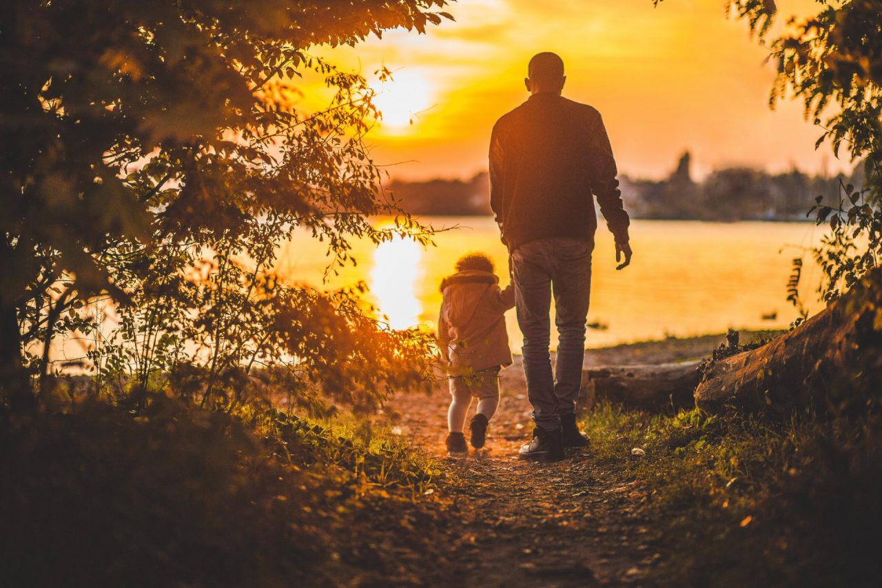 Passeggiate con i figli, i sindaci rinnovano il divieto e lanciano l’appello: “Restate a casa”