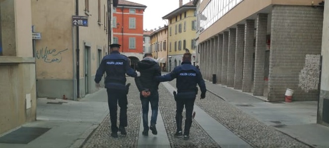 Scappa dai controlli Covid con la cocaina in tasca