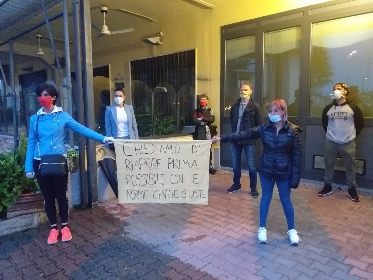 A Spirano la protesta dei negozianti: “Vogliamo riaprire” FOTO