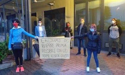 A Spirano la protesta dei negozianti: "Vogliamo riaprire" FOTO