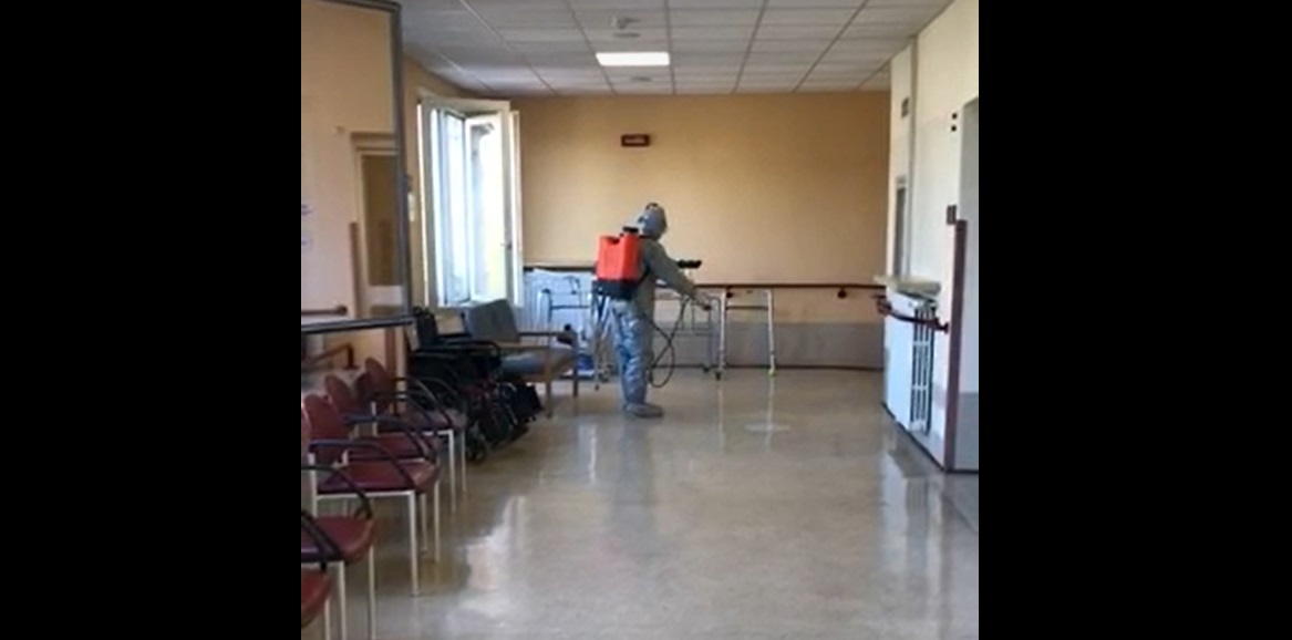 Candeggina e alcol al 70% per sanificare le case di riposo VIDEO