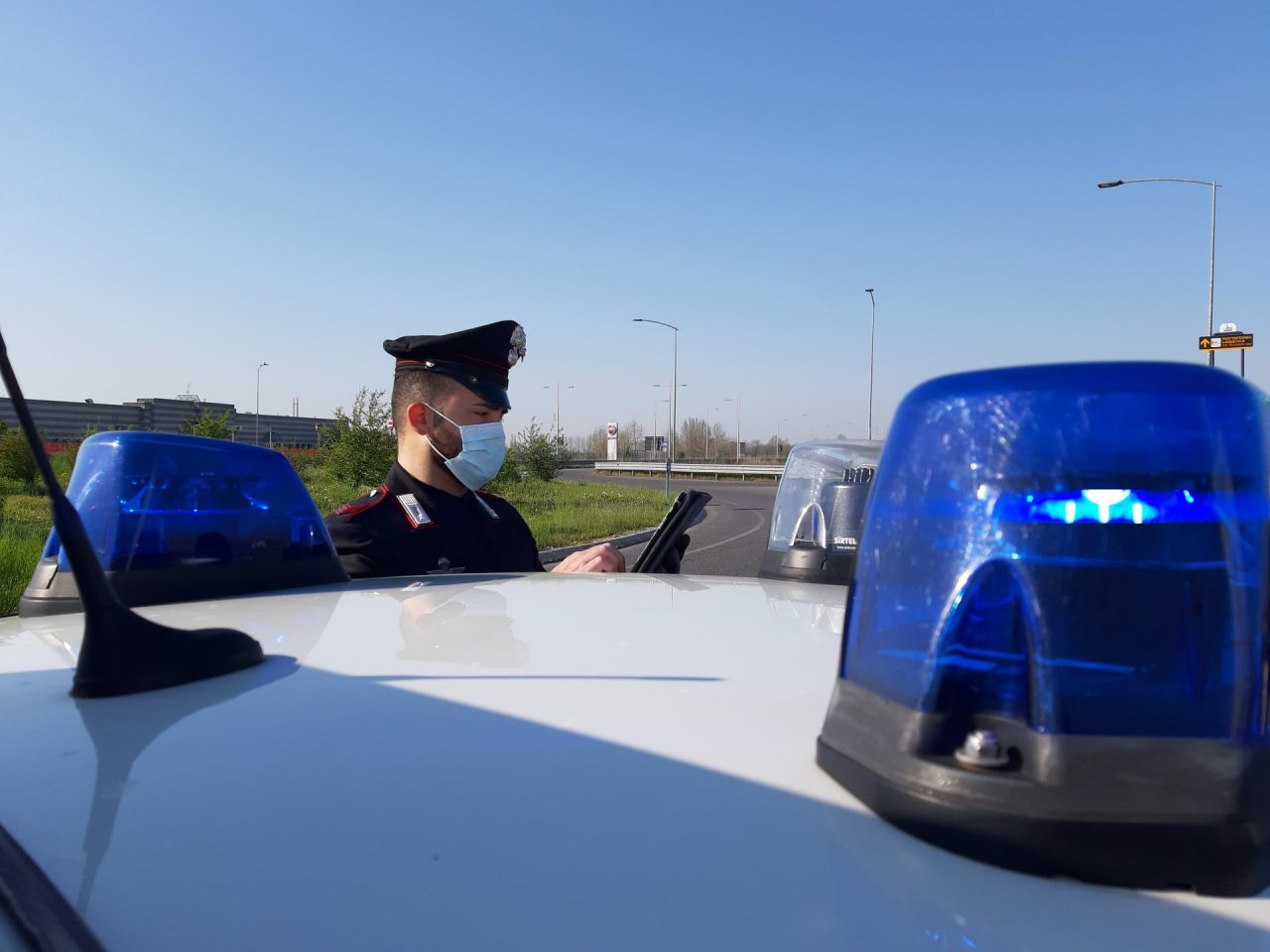 Spacciatore beccato con droga e contanti, arrestato
