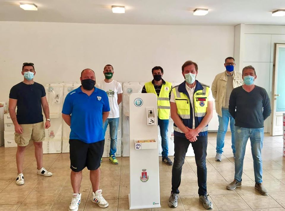 Ripartire in sicurezza, l’Acef dona Dpi ai negozi