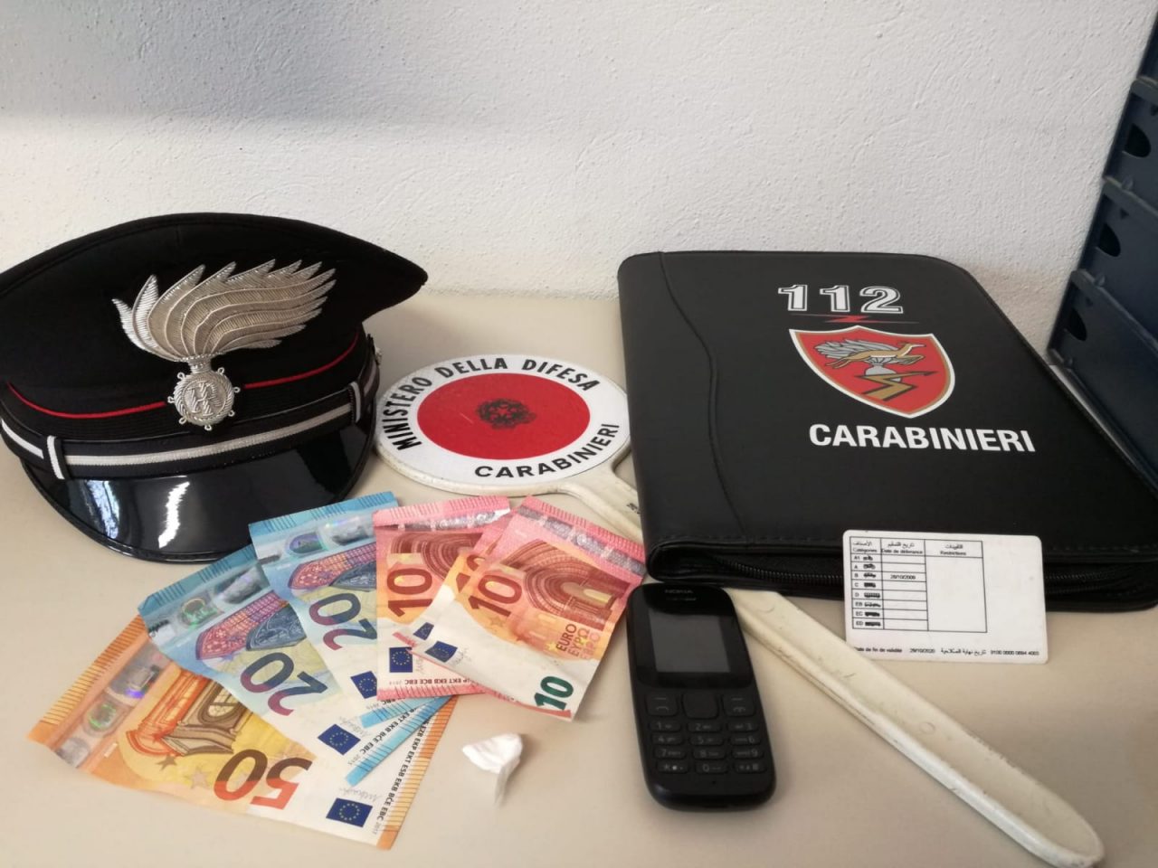 Spaccia cocaina, i residenti protestano e lui finisce in manette