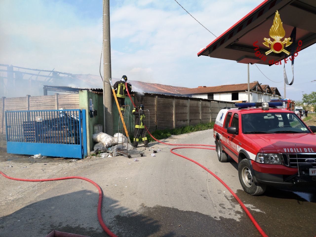 Incendio in cascina a Isso, Vigili del fuoco in azione FOTO