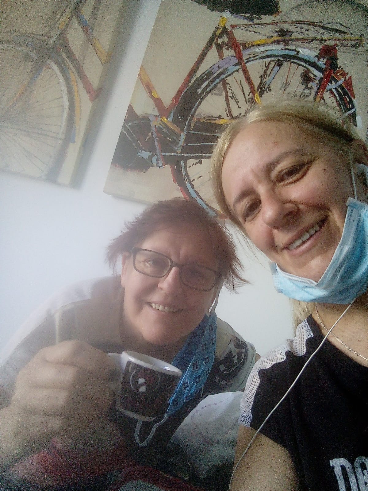 Silvia e Anita con il loro primo caffè alle Biciclette di Misano