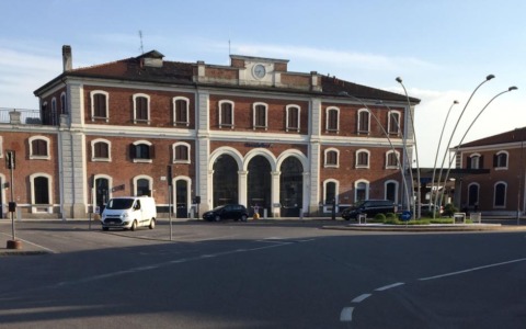Rissa a colpi di bastone e catene davanti alla stazione Centrale di Treviglio: un ferito