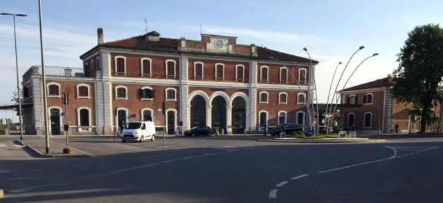 Aggredisce un macchinista e danneggia una fotocamera della Polizia a Treviglio