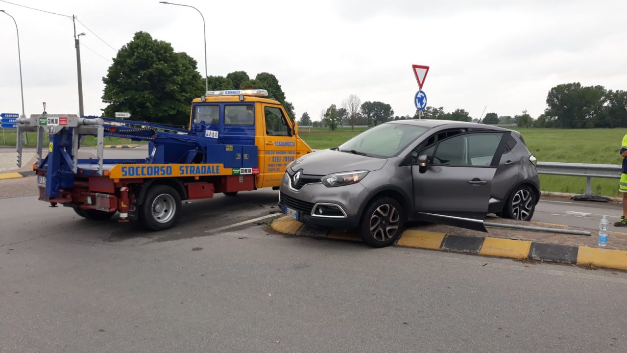 Finisce con l’auto sull’isola spartitraffico, un ferito in ospedale FOTO