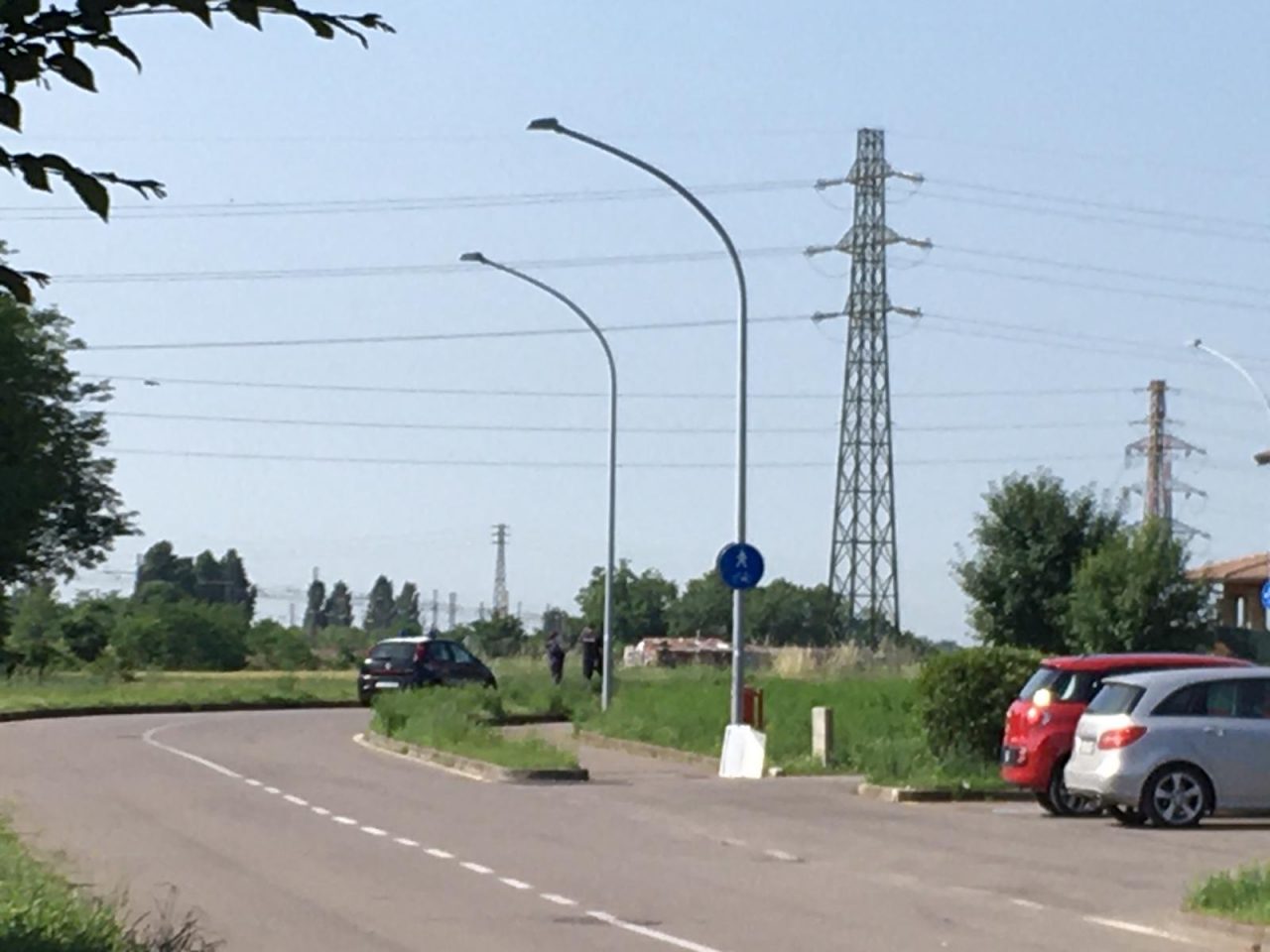 Tragedia a Ciserano, si toglie la vita in strada