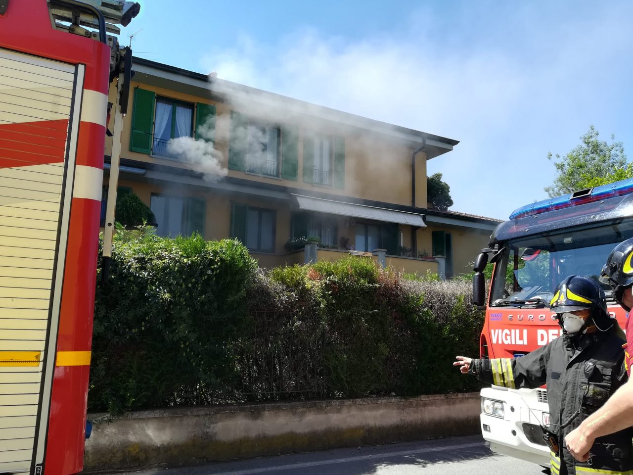 Fiamme e fumo dalle cantine, Vigili del fuoco in azione FOTO